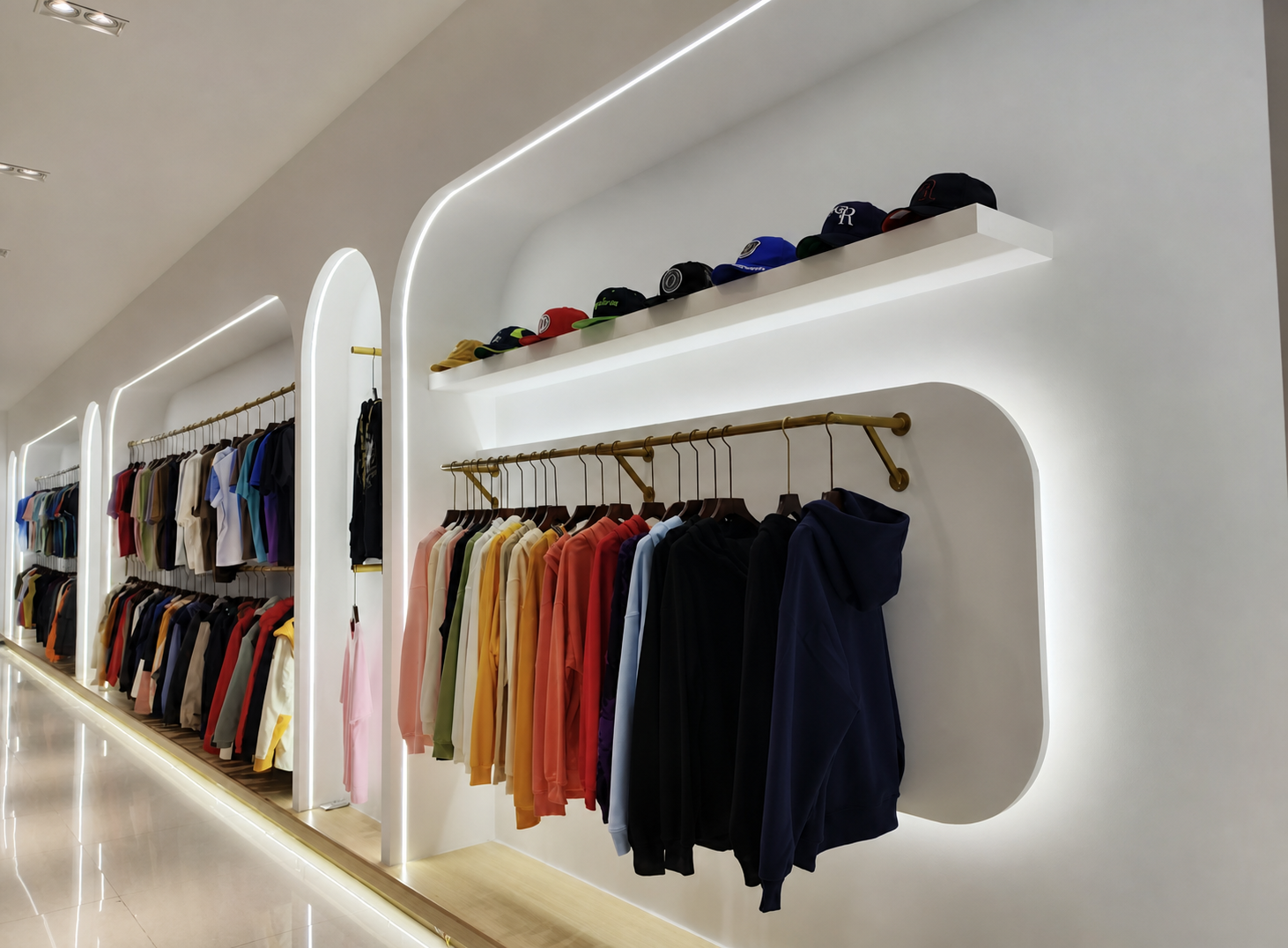 Bekleidungskollektion im Showroom eines Herstellers in China