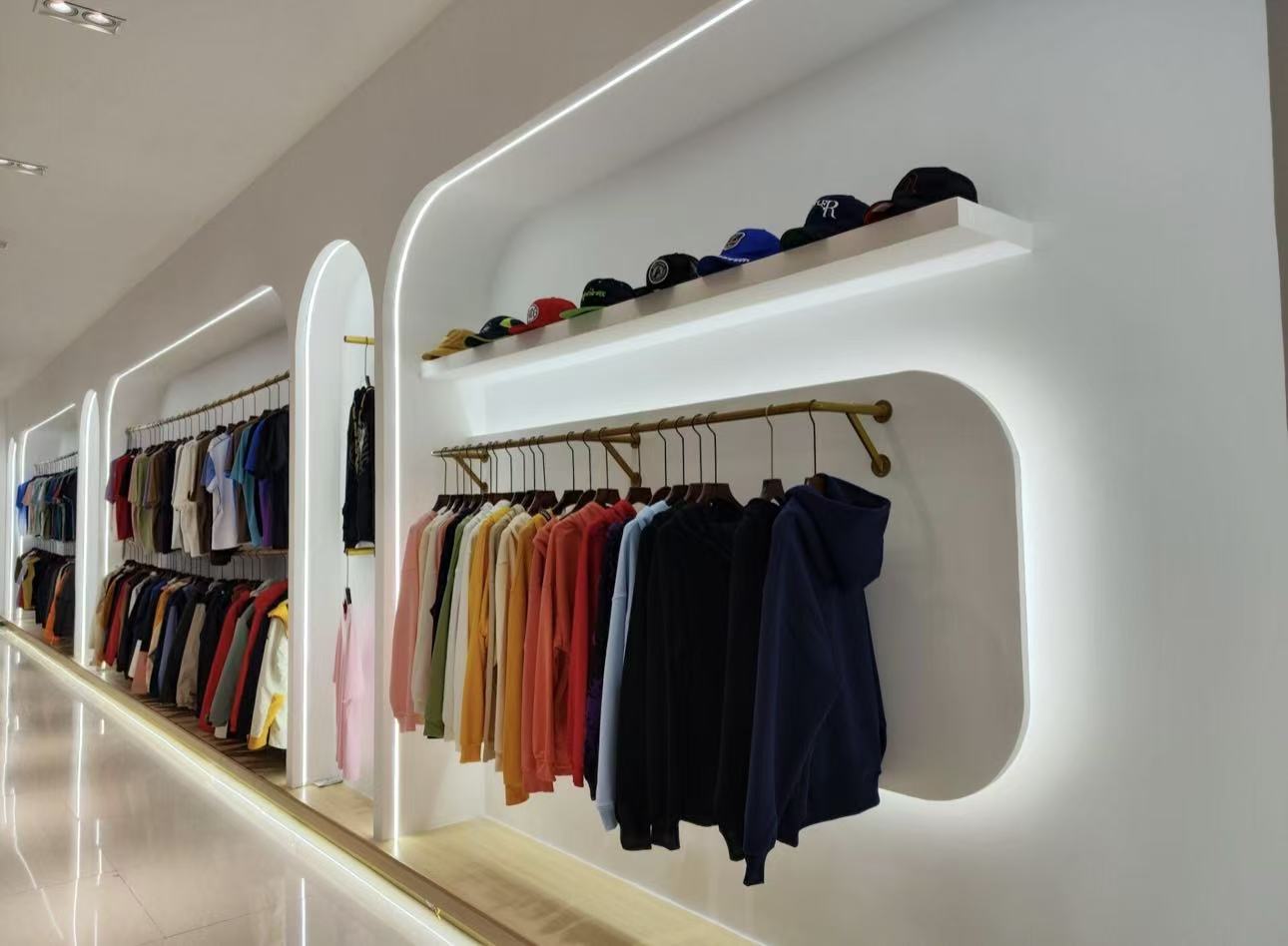 Hoodies und Bekleidung in einem Hersteller-Showroom